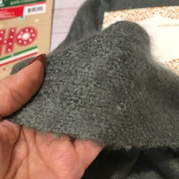 Cozy Silky Plush Gray Throw w/shimmery stripe NWT - Picture 5 of 5